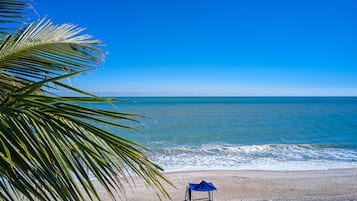 Sulla spiaggia, sabbia bianca, cabine (a pagamento), lettini da mare