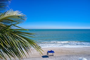 Am Strand, weißer Sandstrand, Cabañas (gegen Gebühr), Liegestühle
