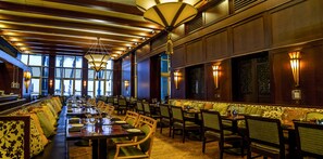2 restaurantes; se sirven desayunos, comidas, cenas y brunch