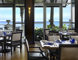 2 restaurants, breakfast, lunch, dinner served; seafood