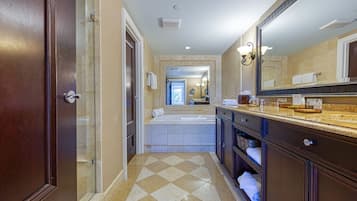 Un baño moderno con un espejo grande, una bañera y una zona de ducha.