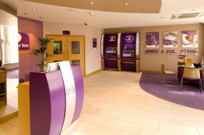 Reception - Premier Inn London Kensington - Olympia (London)