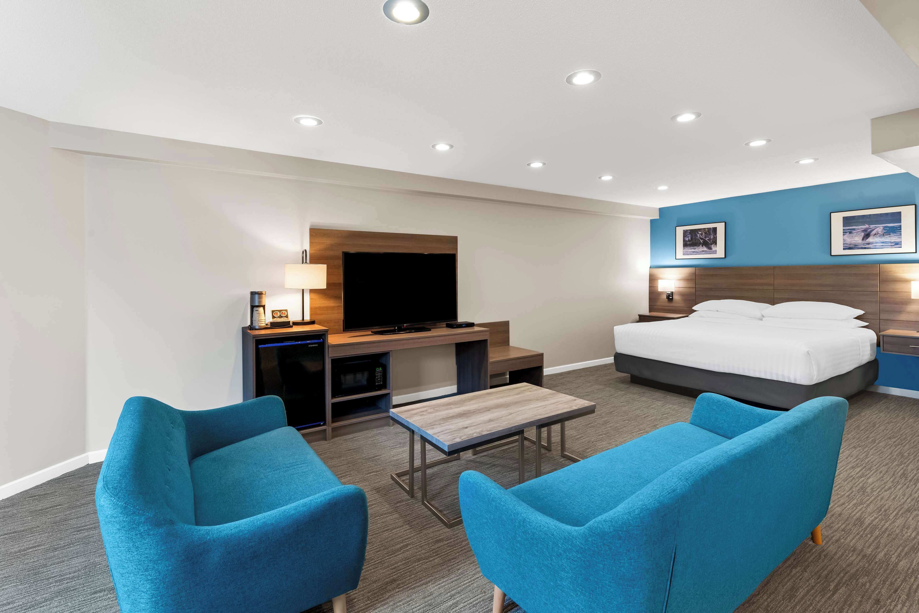 Executive Suite, 1 King Bed, Non Smoking (Living Room) | Desk, laptop workspace, iron/ironing board, free cots/infant beds