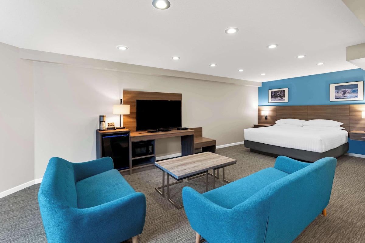 Executive-Suite, 1 King-Bett, Nichtraucher (Living Room) | Schreibtisch, laptopgeeigneter Arbeitsplatz, Bügeleisen/Bügelbrett