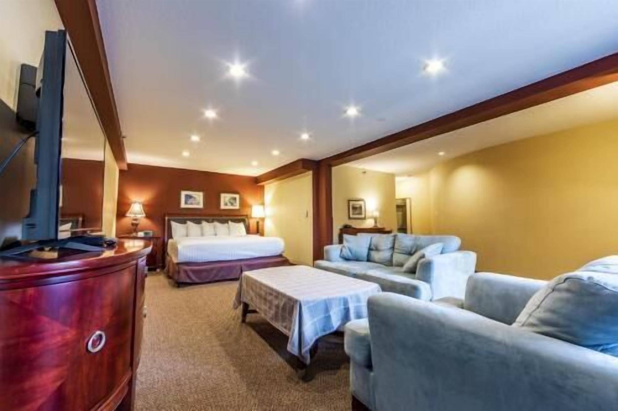 Desk, laptop workspace, iron/ironing board, free cots/infant beds