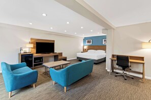 Executive Suite, 1 King Bed, Non Smoking (Living Room) | Desk, laptop workspace, iron/ironing board, free cribs/infant beds - Hotel Feng, BW Signature Collection (Parksville)