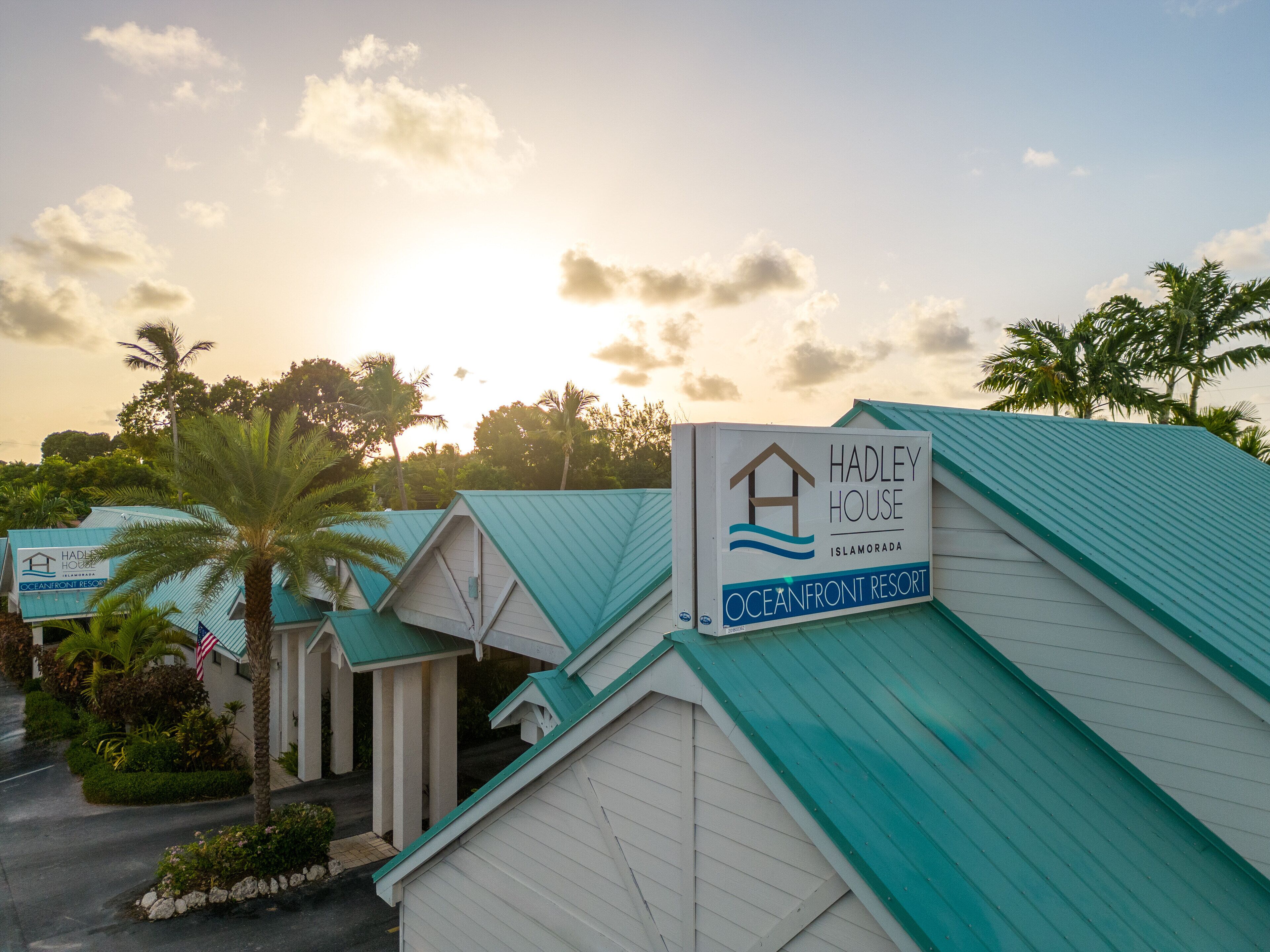 Un complexe hôtelier avec une enseigne indiquant : « Hadley House, complexe hôtelier en bord de mer ».