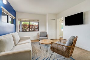 Queen Junior Suite | Área de estar | TV 50 polegadas com canais via satélite, aparelho de som