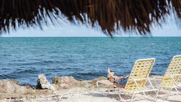 Plage privée, chaises longues, serviettes de plage, kayak