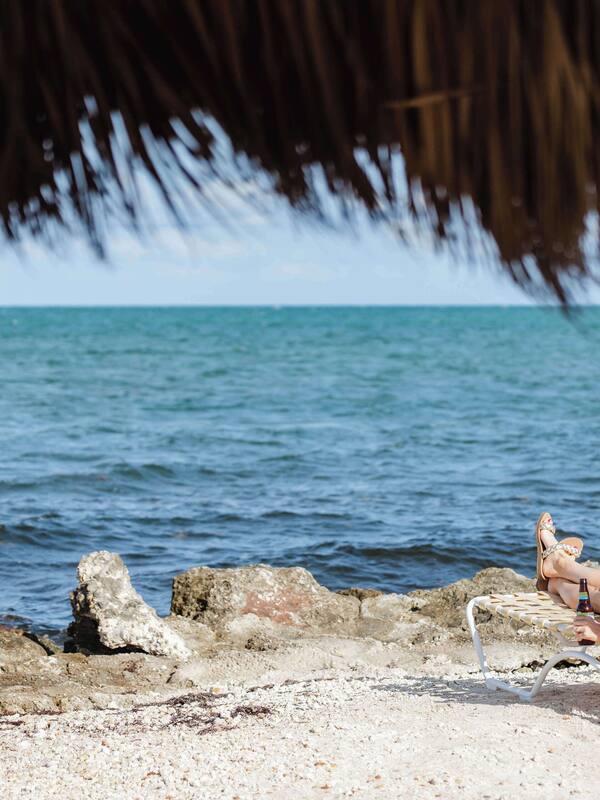 Praia particular, espreguiçadeiras, toalhas de praia