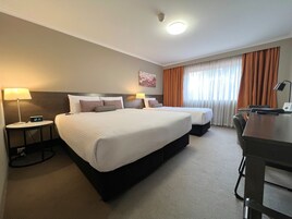 Habitación estándar | Minibar, caja fuerte, escritorio y cortinas opacas