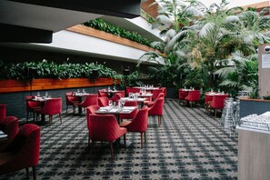 供应早餐、午餐和晚餐，花园景观