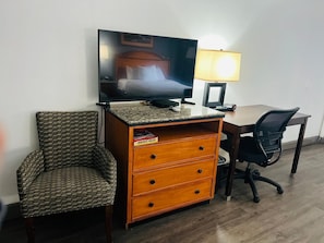Habitación, 2 camas de matrimonio, no fumadores | Zona de estar | Televisión de 25 pulgadas con canales por cable