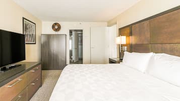 Roupas de cama premium, escrivaninha, espaço de trabalho para notebook