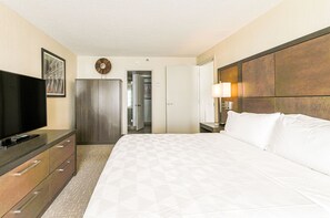 Premium bedding, desk, laptop workspace, iron/ironing board - Holiday Inn Charlottesville-Univ Area by IHG (Charlottesville)