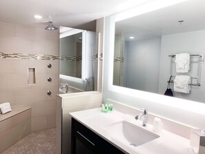 Premium bedding, desk, laptop workspace, iron/ironing board - Holiday Inn Charlottesville-Univ Area by IHG (Charlottesville)