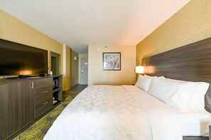 Premium bedding, desk, laptop workspace, iron/ironing board - Holiday Inn Charlottesville-Univ Area by IHG (Charlottesville)