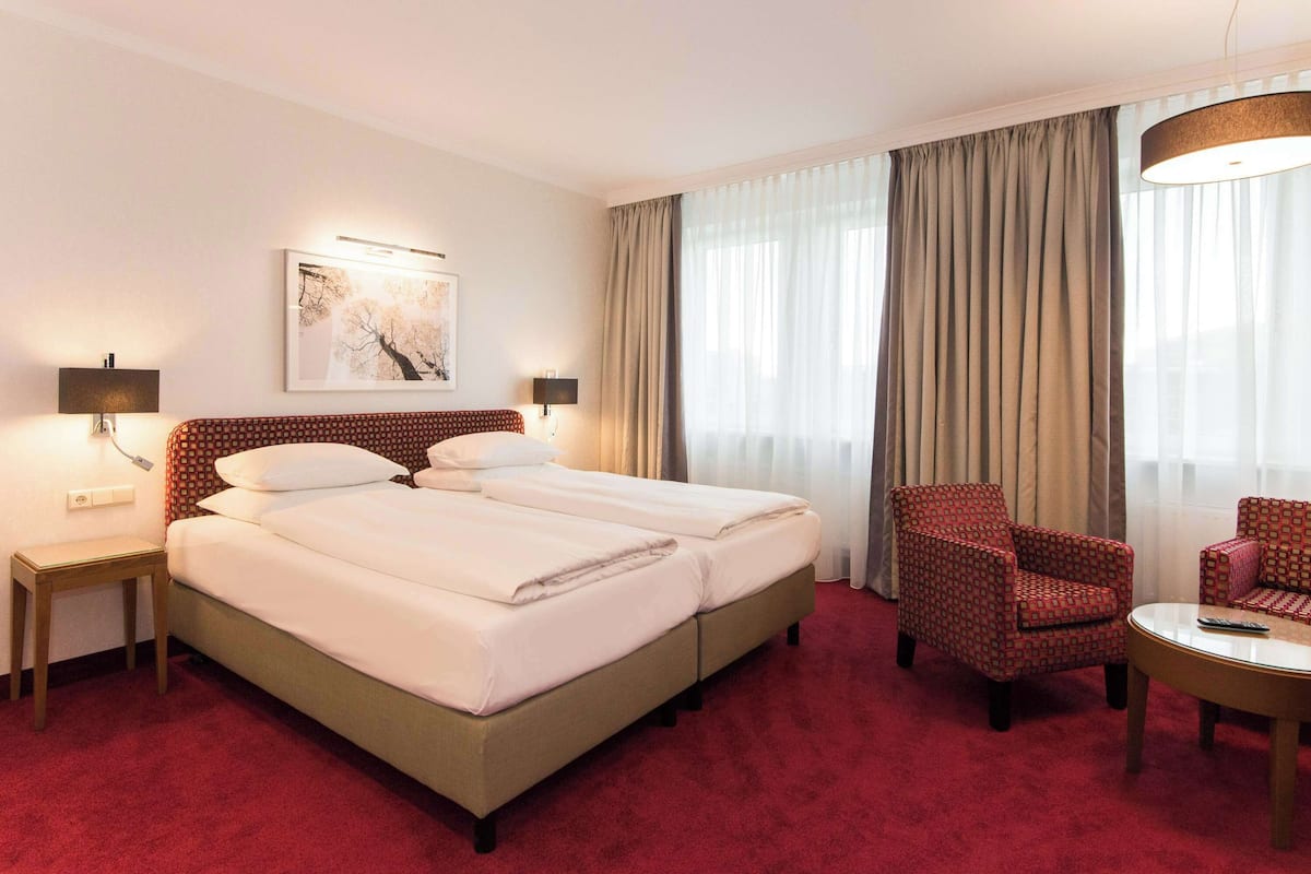 Comfort kamer, 1 tweepersoonsbed (Comfort Plus) | Donzen dekbedden, een minibar, een kluis op de kamer, een bureau