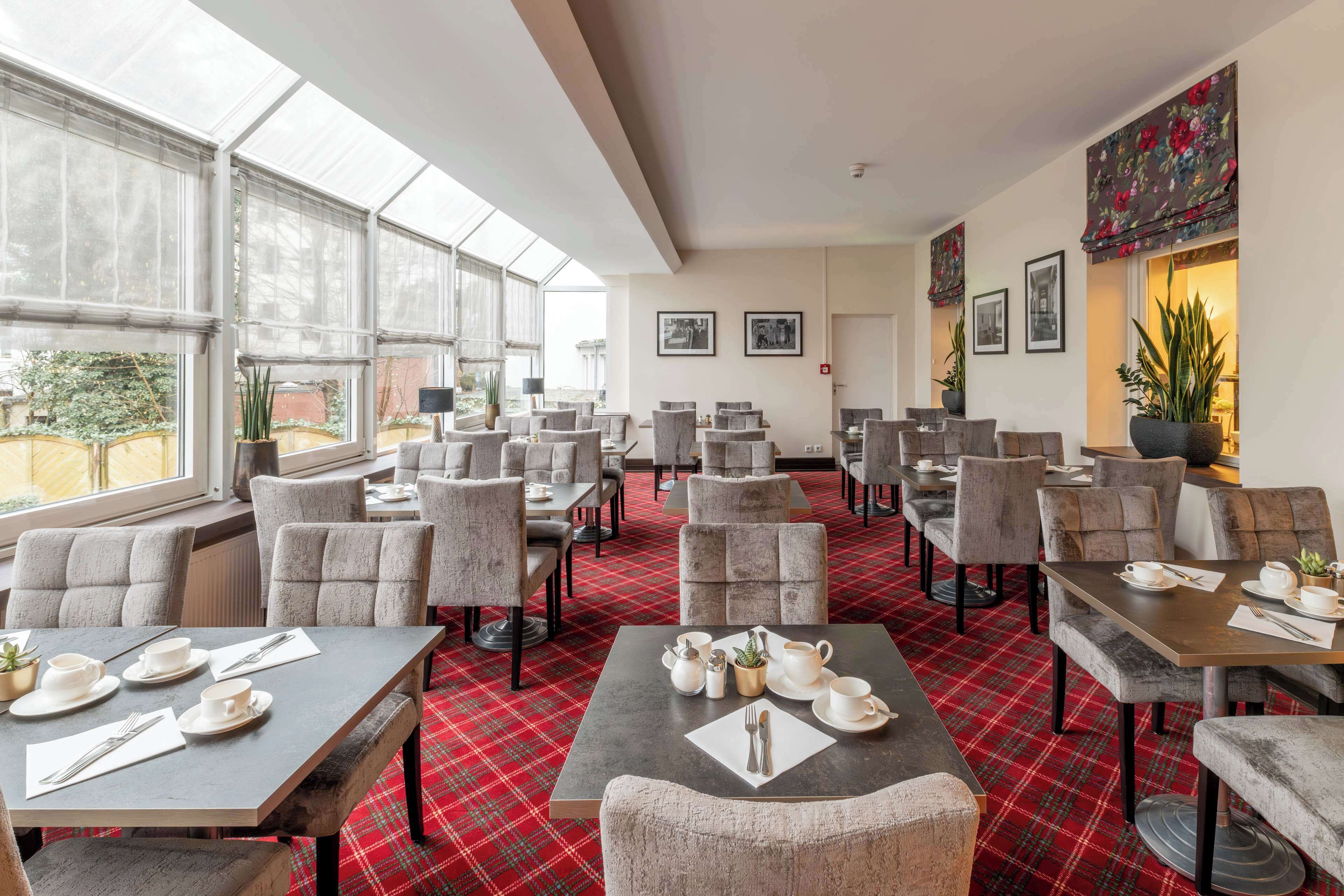 每日供应自助式早餐（每人 EUR 22）