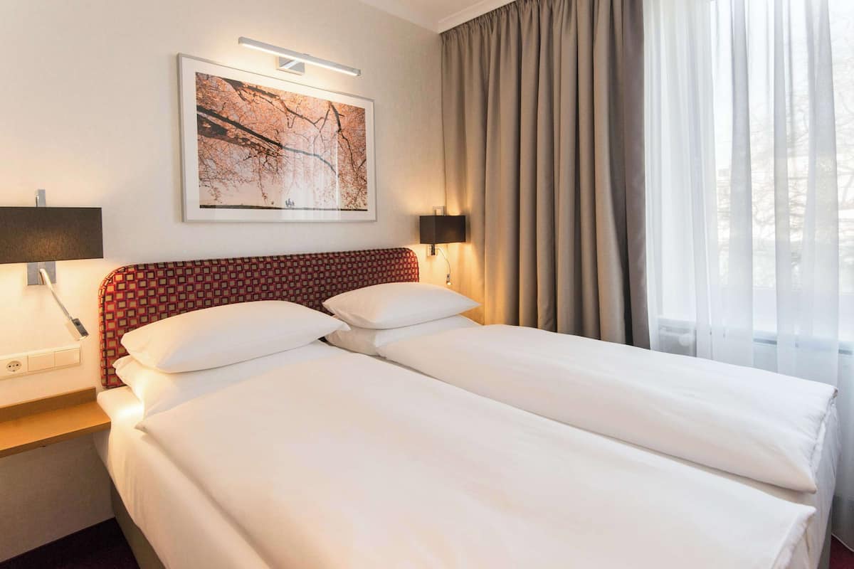 Standaard kamer, 1 queensize bed | Donzen dekbedden, een minibar, een kluis op de kamer, een bureau