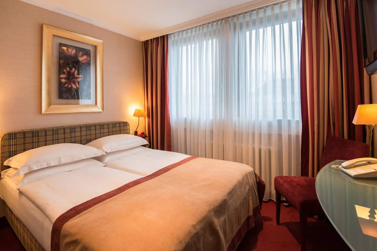 Down comforters, minibar, in-room safe, desk