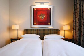 Habitación estándar, 1 cama matrimonial | Edredón, minibar, caja de seguridad en la habitación y escritorio 