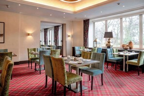 Desayuno buffet diario (EUR 22 por persona)