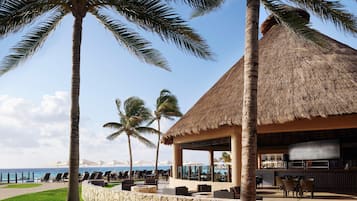 Con vista a la alberca, con servicio de comidas, cenas y happy hour