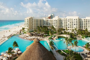 4 outdoor pools, pool umbrellas, pool loungers
