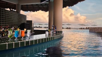 Vistas para a piscina, serve almoço, jantar e happy hour