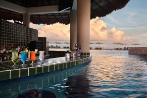 วิวสระว่ายน้ำ ให้บริการ: อาหารกลางวัน, อาหารเย็น, Happy Hours