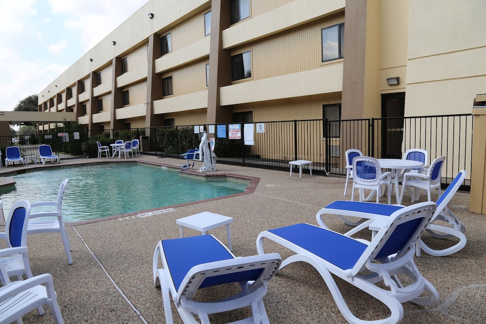Baymont by Wyndham Plano image