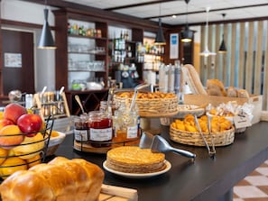 Petit déjeuner buffet (12.90 EUR par personne)