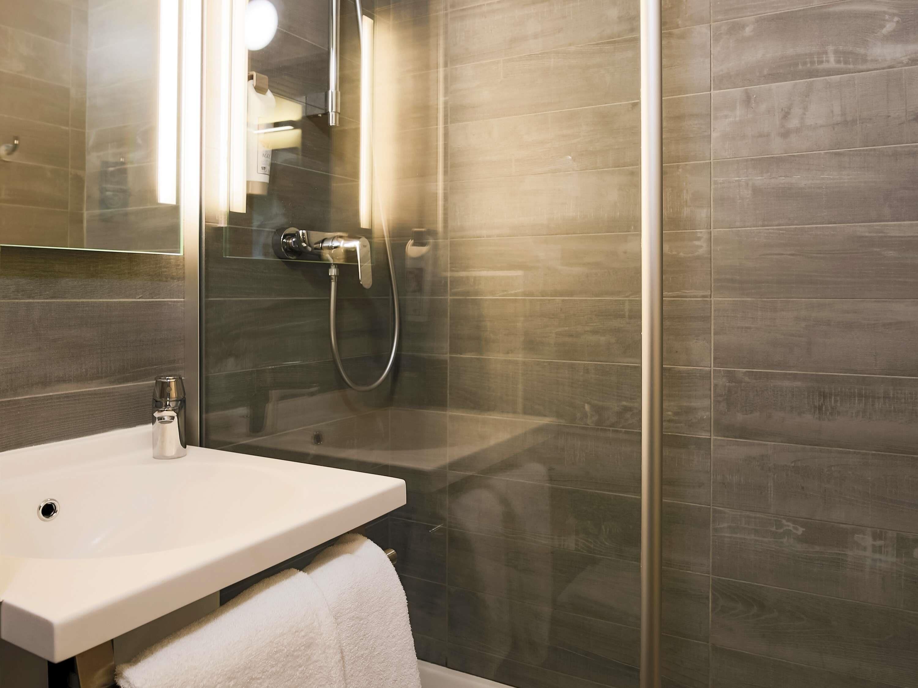 pillow-top beds, desk, soundproofing, free cots/infant beds