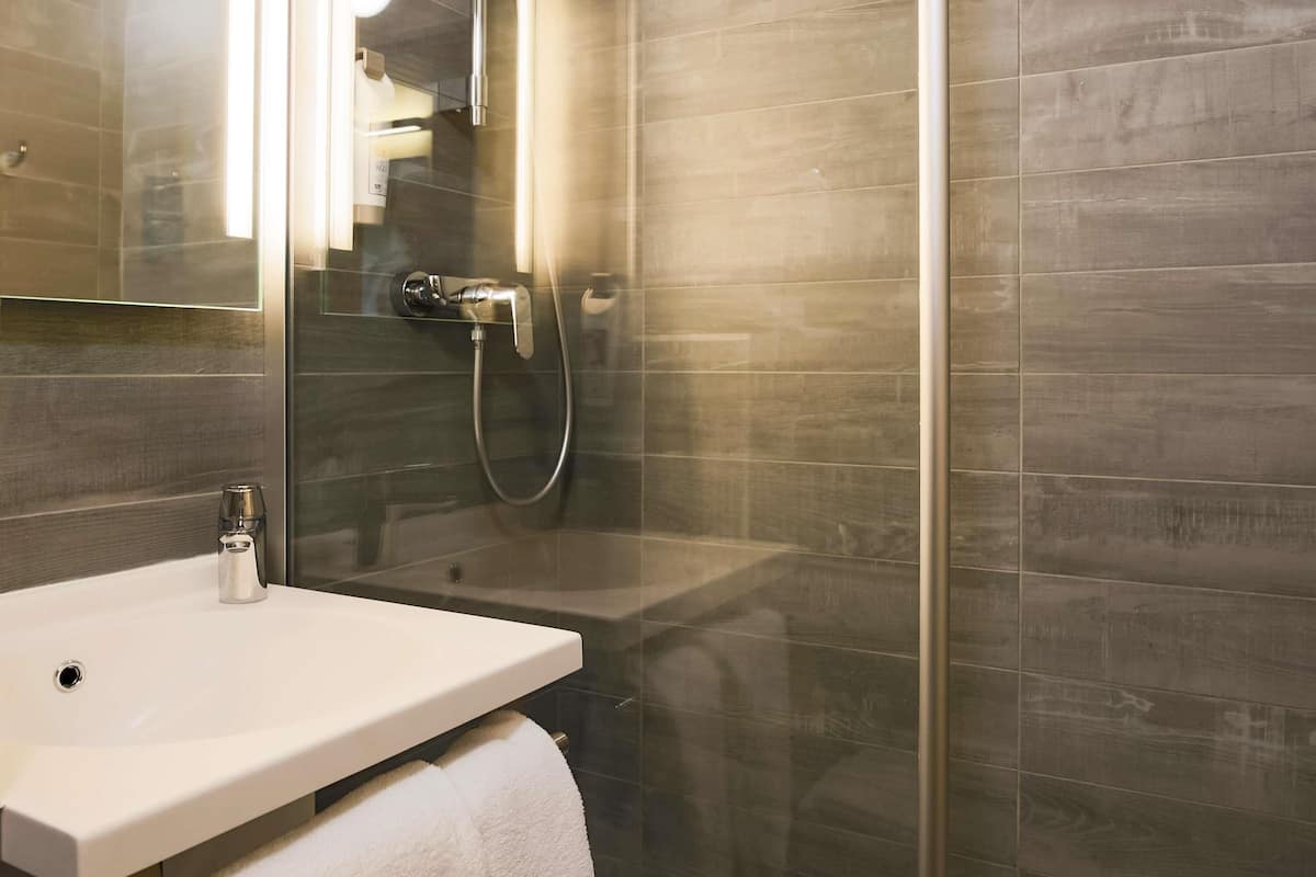 pillow-top beds, desk, soundproofing, free cots/infant beds