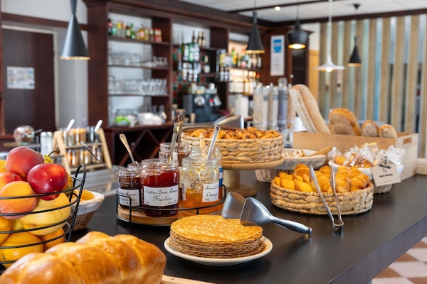 Daily buffet breakfast for a fee