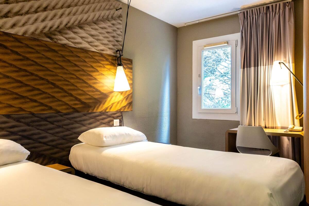 standard twin room, 2 single beds | pillow-top beds, desk, soundproofing, free cots/infant beds