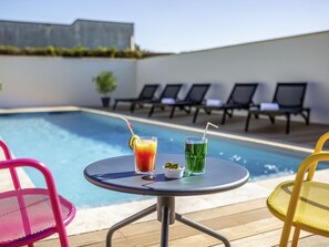 Piscina externa sazonal, funciona das 9h às 21h, espreguiçadeiras