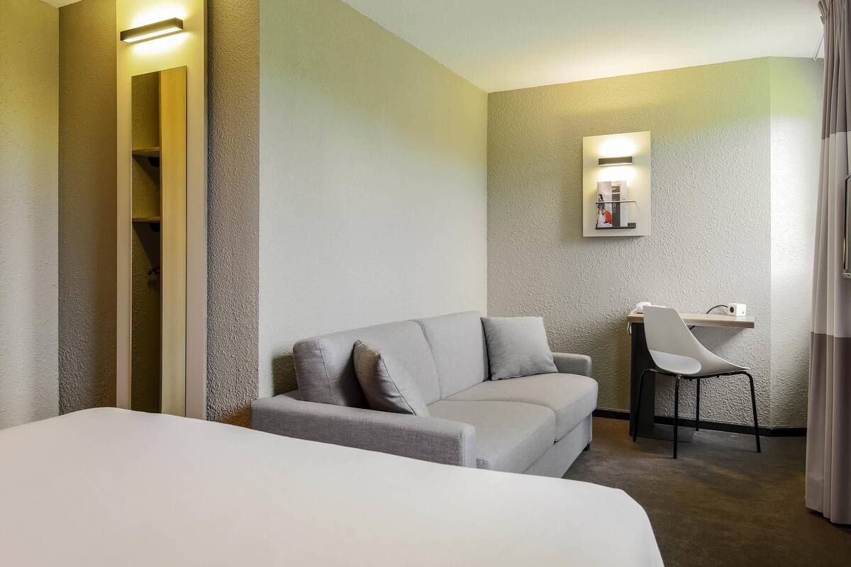 family room, 1 double bed with sofa bed | pillow-top beds, desk, soundproofing, free cots/infant beds