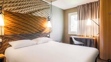 Surmatelas, bureau, chambres insonorisées, lits bébé (gratuits)