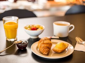 Tägliches Frühstücksbuffet (12.90 EUR pro Person)