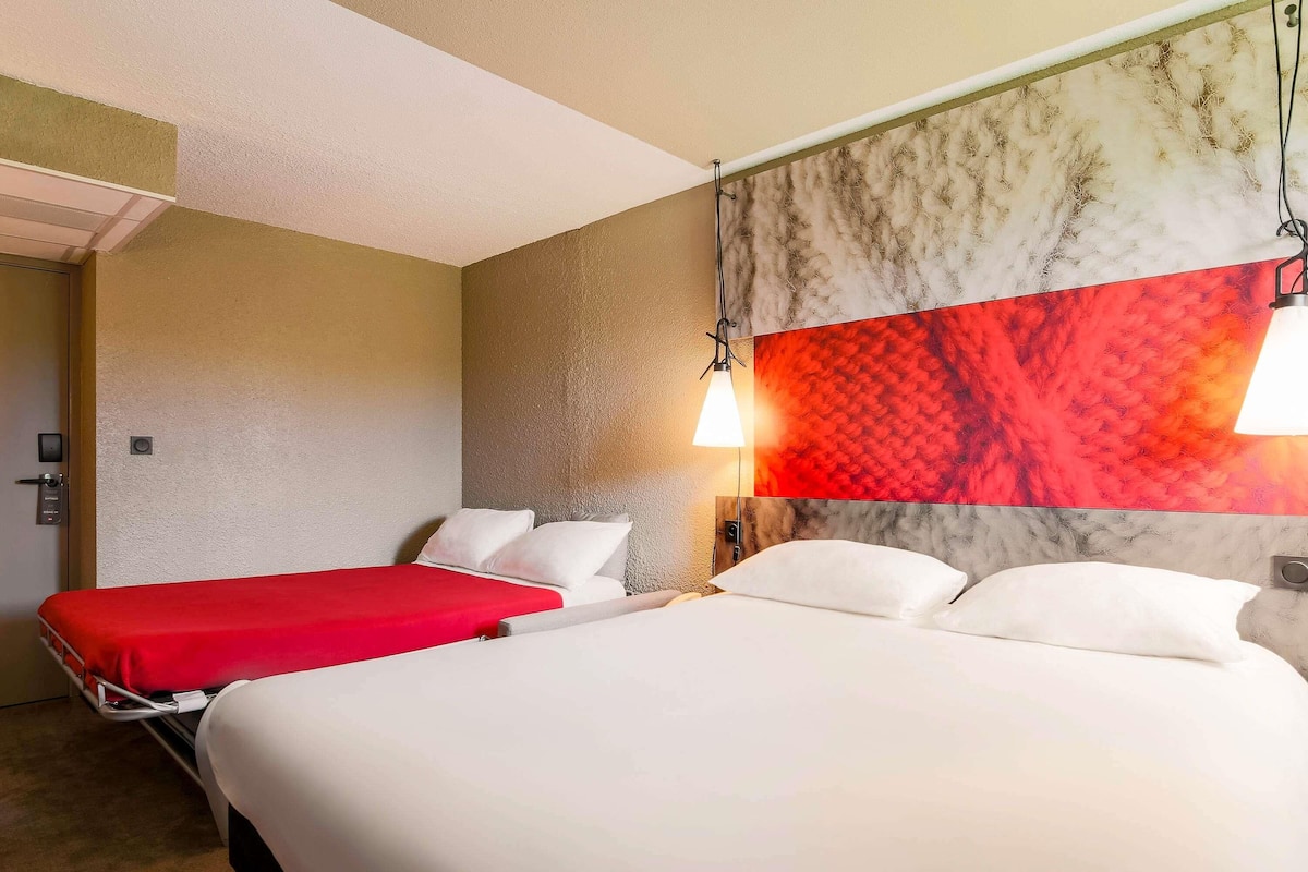 Quarto família, 1 cama de casal e sofá-cama | Camas com colchões pillow-top, escrivaninha, quartos à prova de som