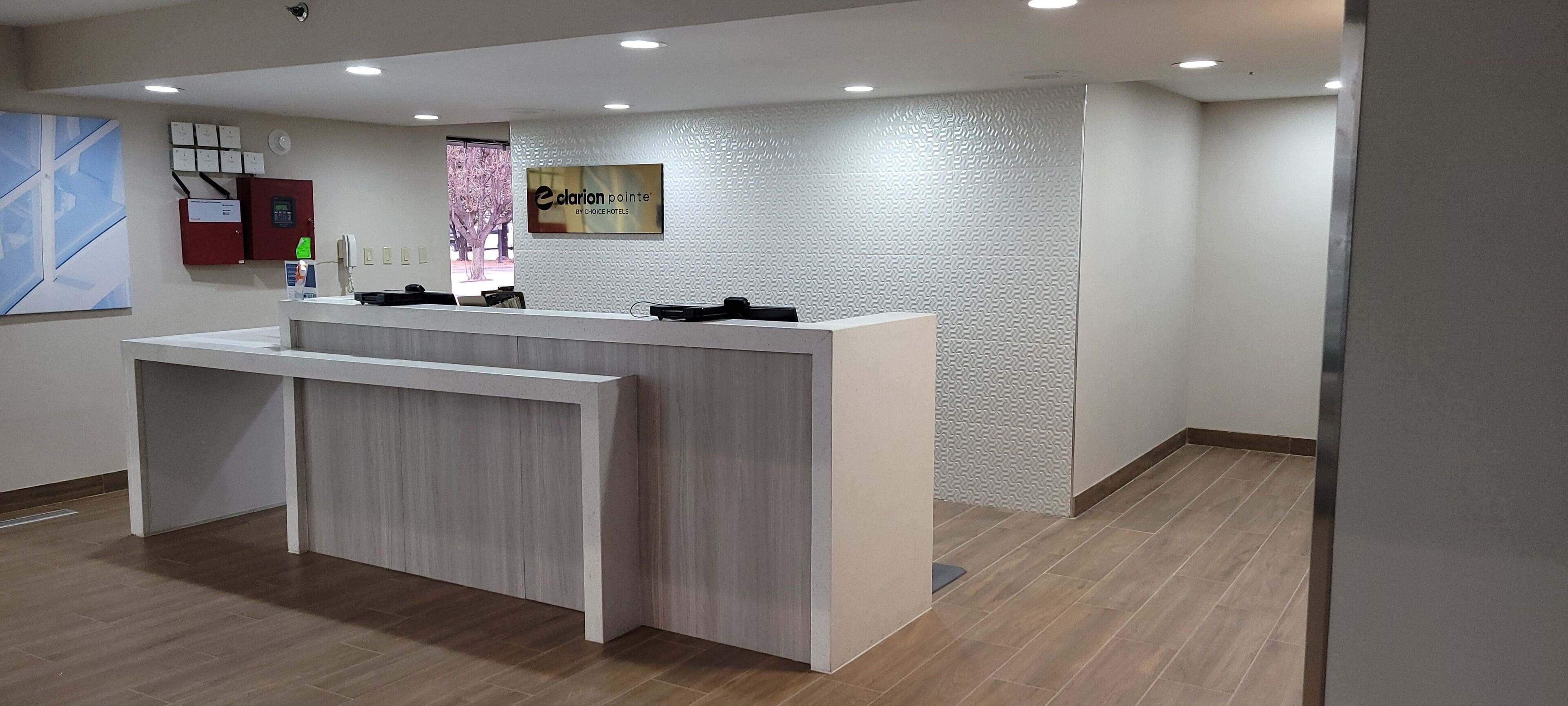En receptionsdisk med et skilt, der viser 'Eclarion Pointe by Choice Hotels'.