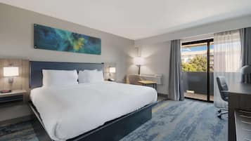 Huone, 1 suuri parisänky, tupakointi kielletty (Upgrade) | Ylelliset vuodevaatteet, työpöytä