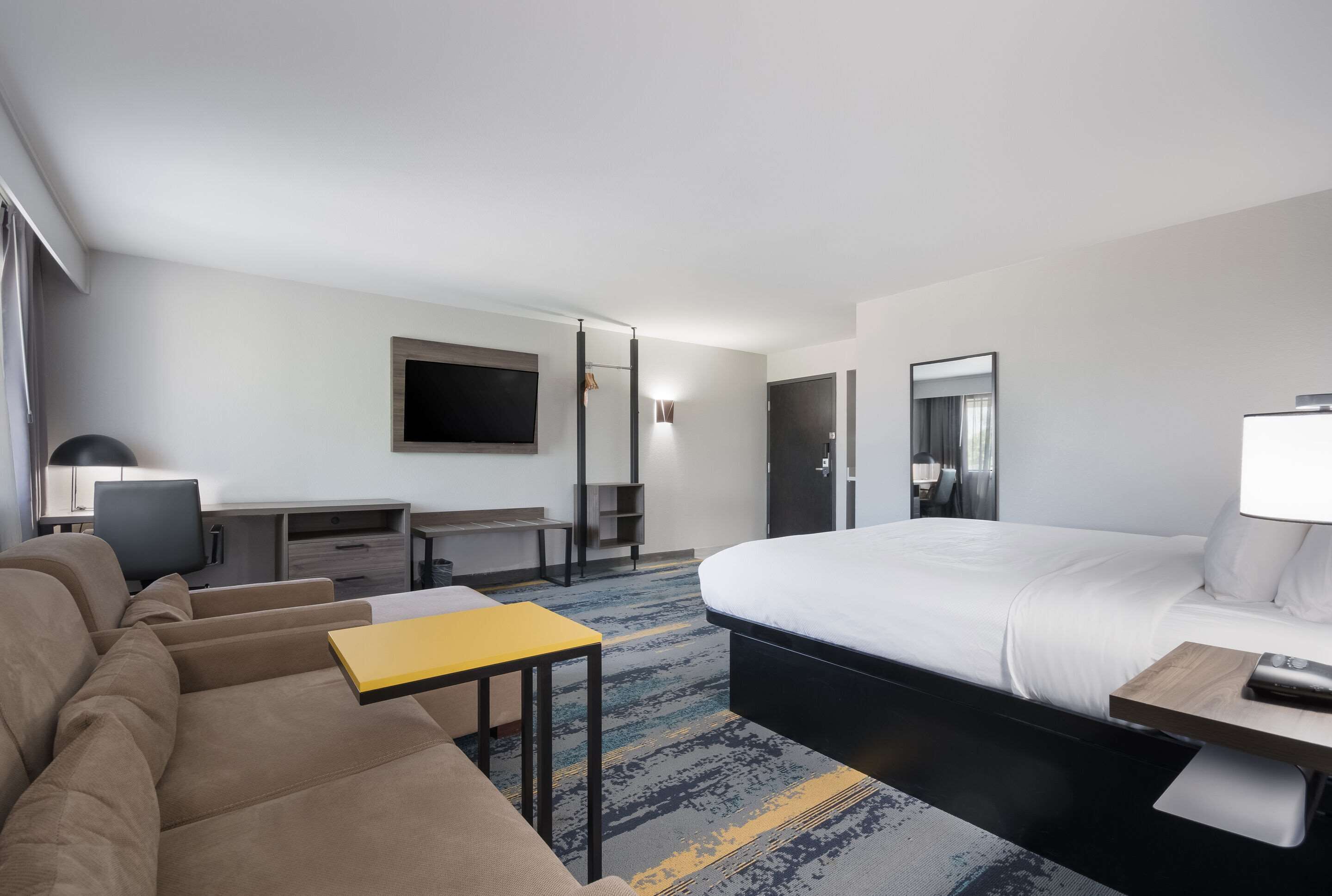 套房, 1 張特大雙人床和 1 張沙發床, 非吸煙房 | 高級寢具、書桌、筆電工作空間、遮光布/窗簾