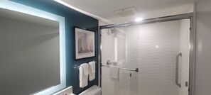 Combined shower/bathtub, free toiletries, hair dryer, towels - Clarion Pointe OKC Airport (Oklahoma City)
