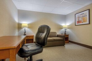 Premium bedding, laptop workspace, iron/ironing board, free WiFi