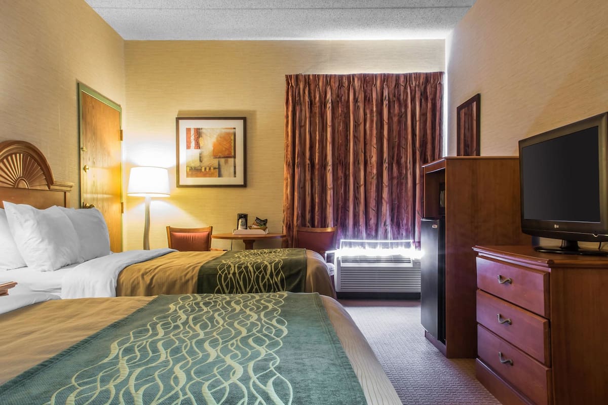 Habitación estándar, 2 camas matrimoniales, para no fumadores | Ropa de cama de alta calidad y espacio para trabajar con laptop