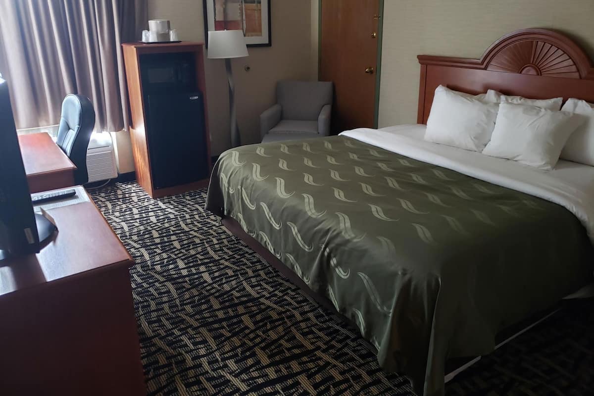 Ropa de cama de alta calidad y espacio para trabajar con laptop