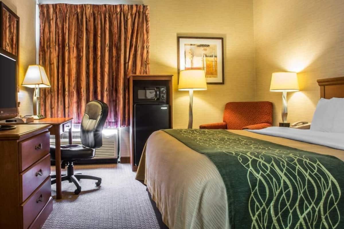 Ropa de cama de alta calidad y espacio para trabajar con laptop